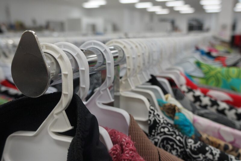 Brechós e second hand: o guia definitivo para garimpar peças incríveis