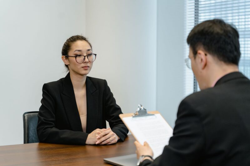 O que vestir em entrevista de emprego: o guia de imagem que trabalha a seu favor