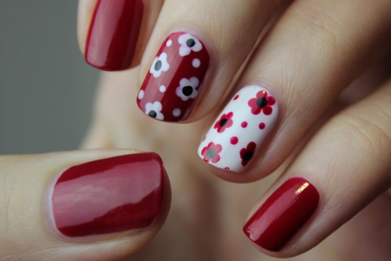 Unhas minimalistas: micro francesinhas, efeito glazed e a era da nail art discreta